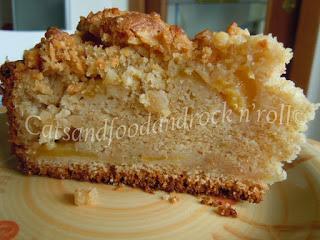 Torta vasetto alle pesche profumate al lime e zenzero, con crumble di mandorle