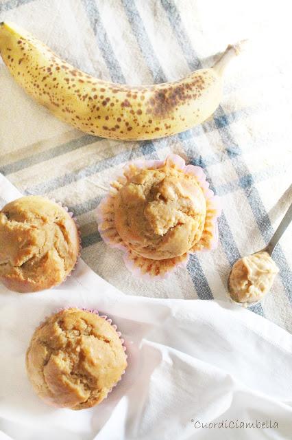 Elvis Muffins (ovvero Muffin Proteici con Burro di Arachidi e Banana)