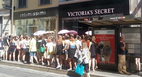 code all'apertura dello store di Via Torino... la gente non ce la fa. (Fonte: Milano Today)