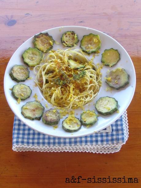 spaghettini con zucchine, bottarga, limone e timo