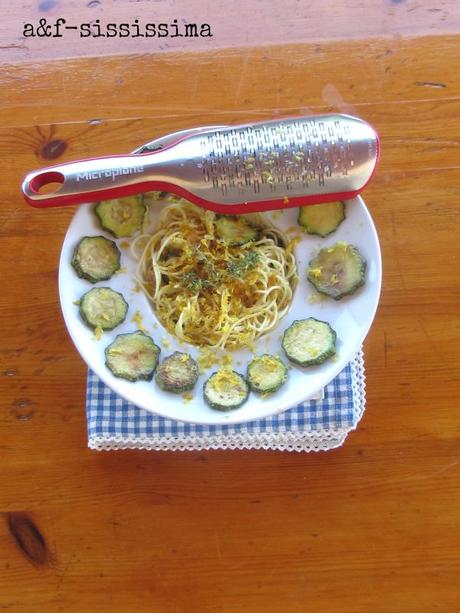 spaghettini con zucchine, bottarga, limone e timo