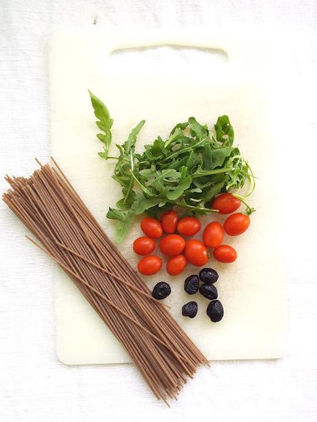 Spaghetti integrali alla crudaiola di rucola