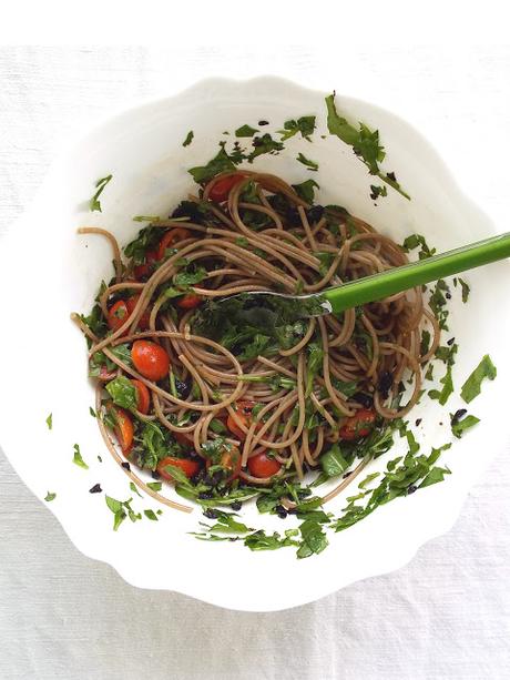 Spaghetti integrali alla crudaiola di rucola