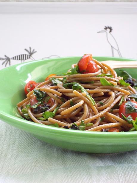 Spaghetti integrali alla crudaiola di rucola