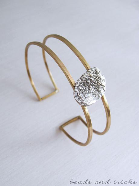 Bracciale in filo di ottone squadrato a mano e argento di recupero