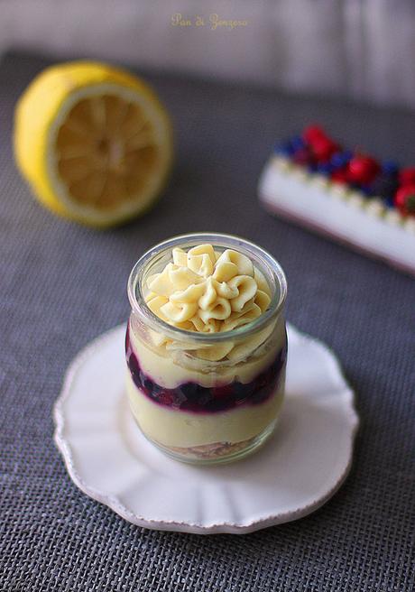 Dessert limone e frutti di bosco