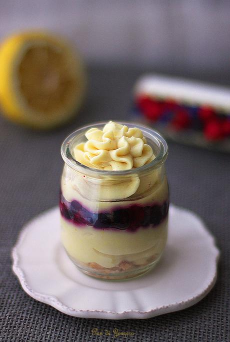 dessert con crema al limone e frutti di bosco