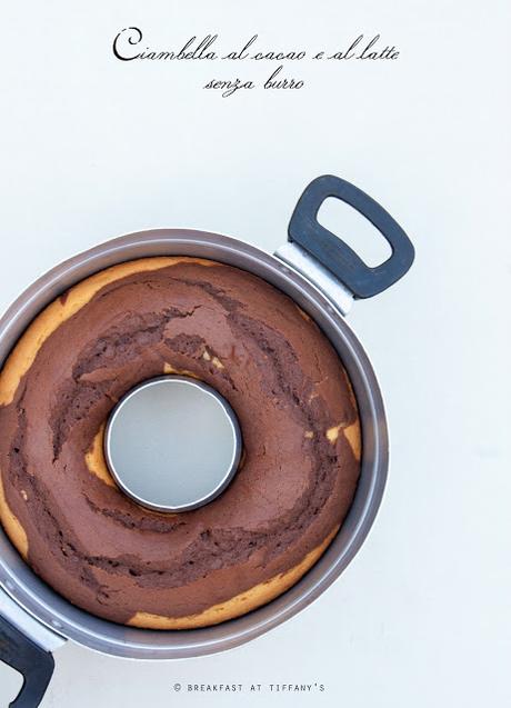 Ciambella al cacao e al latte senza burro / No butter chocolate and milk ring shaped cake