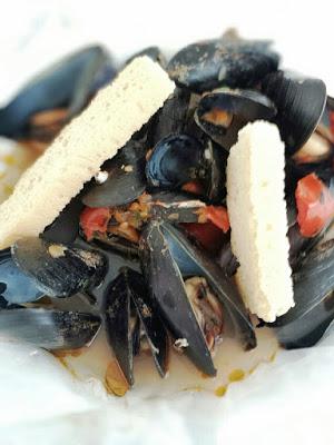 Guazzetto di muscoli (cozze) di La Spezia con pomodorini, basilico e pepe bianco