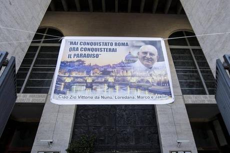 Ma che funerale, sembra carnevale! (da un verso di una canzone di Salvatore Adamo)