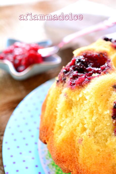 ciambella al cioccolato bianco e lamponi