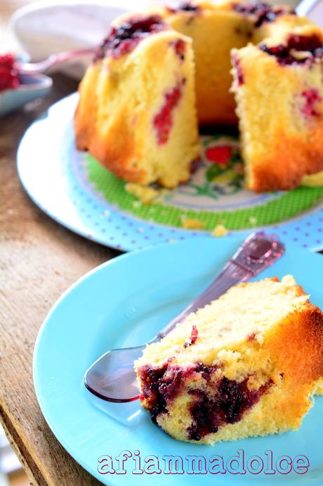 ciambella al cioccolato bianco e lamponi