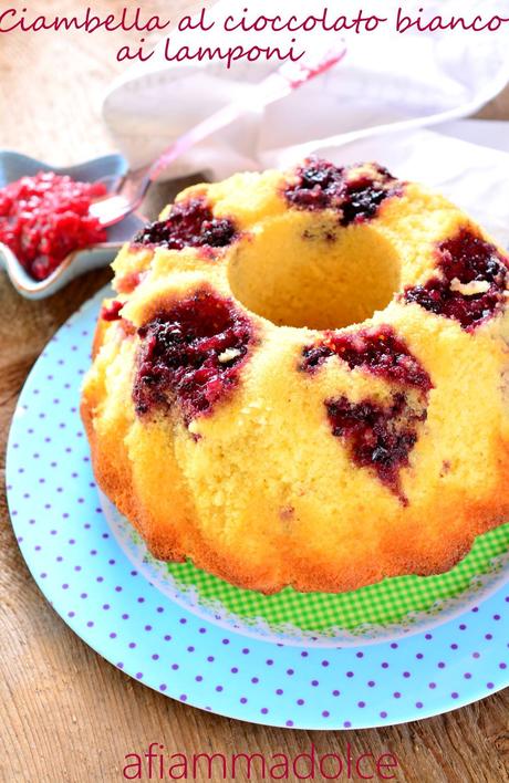 ciambella al cioccolato bianco e lamponi