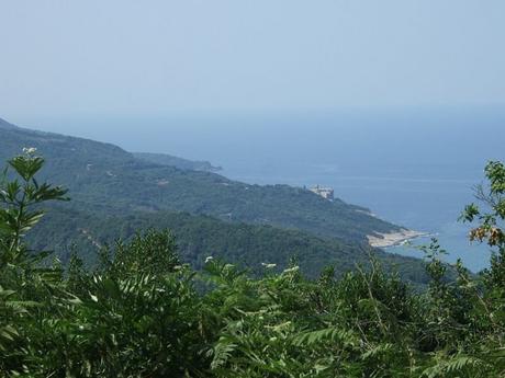 799px-Mount_Athos-_Monastery_Stavronikita,_wood_and_sea_(from_distance)