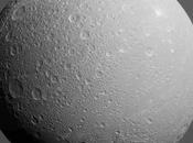 Cassini sfiora Dione l'ultima volta