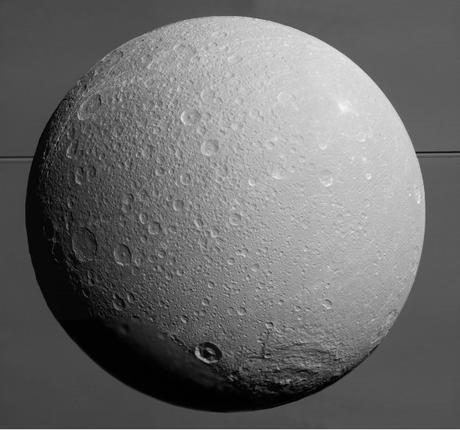 La Cassini sfiora Dione per l'ultima volta