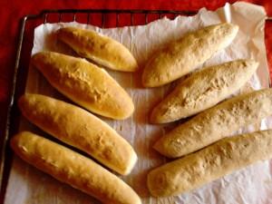 Filoncini di pane integrali e di pane bianco