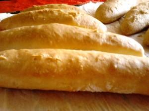Filoncini di pane integrali e di pane bianco