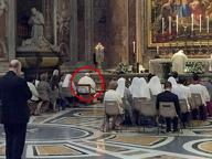 Francesco segue messa, dalla Rete