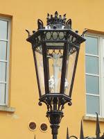 PAVIA. Le 6 lanterne del Cortile Teresiano in Università si sono riaccese.