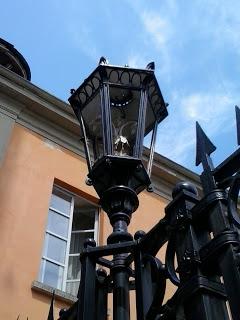 PAVIA. Le 6 lanterne del Cortile Teresiano in Università si sono riaccese.