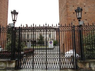 PAVIA. Le 6 lanterne del Cortile Teresiano in Università si sono riaccese.