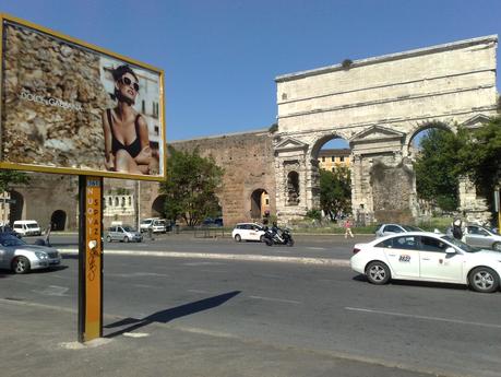 Perché dopo un anno dal Piano Regolatore i cartelloni stanno tutti ancora lì? Ecco come Roma distrugge se stessa. Per gli interessi di chi?