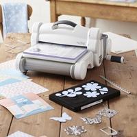 nuova macchina da taglio Big Shot Sizzix Plus - formato A4 - Starter kit - futelle nuova macchina da taglio Big Shot Sizzix Plus - formato A4 - Starter kit - futelle