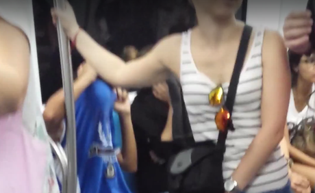Metropolitana totalmente infestata di borseggiatori. Turisti circondati da piranha. Ecco cosa fanno quando li filmiamo