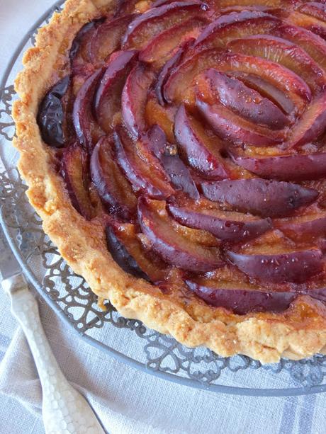 Plum tart di kamut, grano e segale