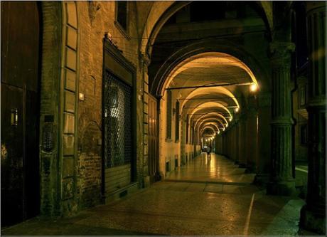 bologna notte portico