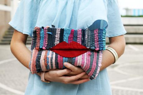 Abito in denim con rouche e clutch multicolor Maslinda Designs