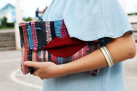 Abito in denim con rouche e clutch multicolor Maslinda Designs