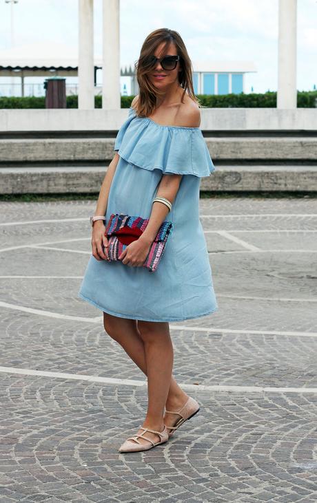 Abito in denim con rouche e clutch multicolor Maslinda Designs