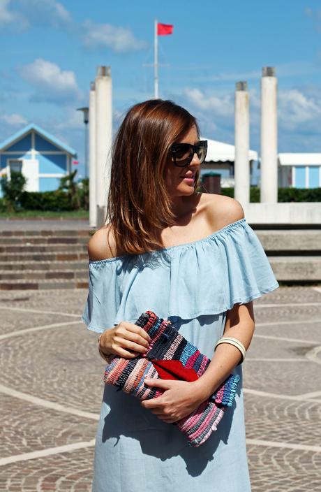 Abito in denim con rouche e clutch multicolor Maslinda Designs