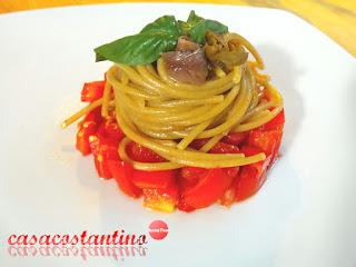 Spaghetti integrali con alici salate e capperi su tartare di pomodoro