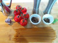 Spaghetti integrali con alici salate e capperi su tartare di pomodoro