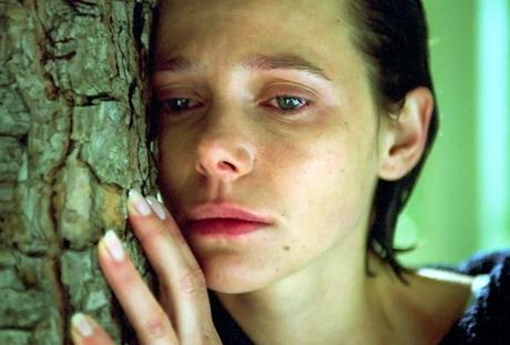 un-intenso-primo-piano-di-barbora-bobulova-in-una-scena-di-cuore-sacro-7038