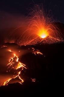 “Etna: emozioni, luci e colori”, gli scatti di Paola Garofalo in mostra a Palazzo Grimaldi