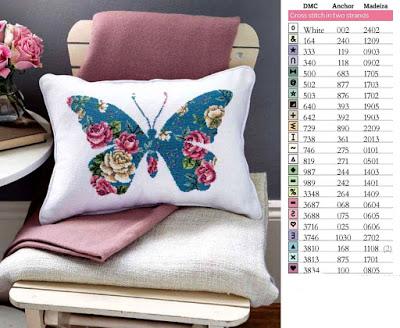 Bellissimo cuscino a puntocroce con farfalla