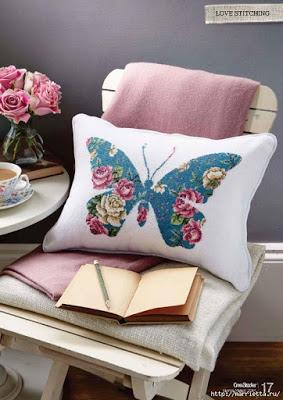 Bellissimo cuscino a puntocroce con farfalla