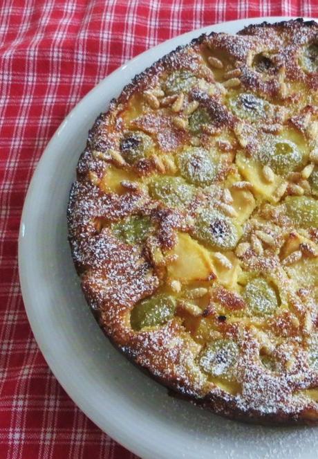 Torta di mele, uva e farina di riso