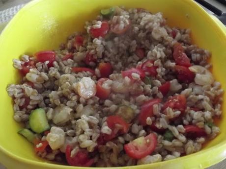 INSALATONA DI FARRO PERLATO CON ZUCCHINE E GAMBERETTI