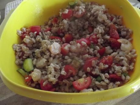 INSALATONA DI FARRO PERLATO CON ZUCCHINE E GAMBERETTI