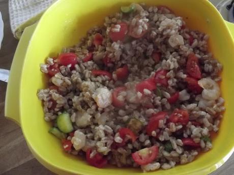 INSALATONA DI FARRO PERLATO CON ZUCCHINE E GAMBERETTI