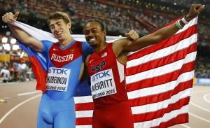 Pechino, Mondiali di Atletica: Sergey Shubenkov con Aries Merritt dopo la finale dei 100hs (themalaysianinsider.com)