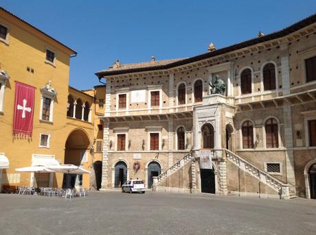 Fermo e Porto San Giorgio: arte, mare e ospitalità nelle Marche