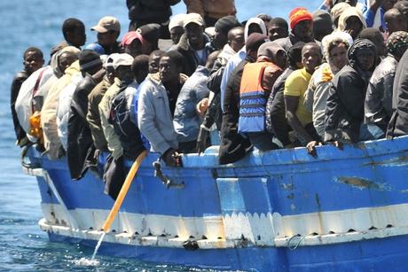 Un barcone di migranti ANSA / ETTORE FERRARI