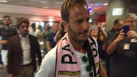 Alberto Gilardino con la sciarpa del Palermo