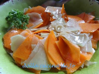 Petali di zucca violina e cavolo rapa in insalata